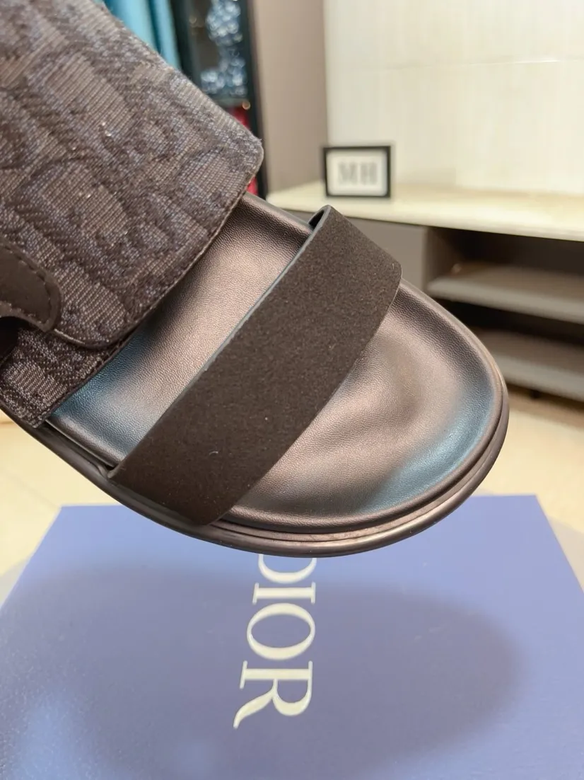 Men's Men's Shoes 💰320🌸🌸Dior Aqua Men's Sandals Slippers. Showcasing Dior haute couture design. The Dior gray suede strap is accented with an aluminum Dior buckle for added style. Paired with a comfortable tonal notch sole, they pair easily with shorts or jeans for a sophisticated look. Main body: suede cow leather, technical fabric lining: cow leather, with adjustable straps, aluminum Dior buckle, Dior gray EVA insole, tonal notch rubber outsole splicing structure👌👌size: 38-44 (45.46 customized)